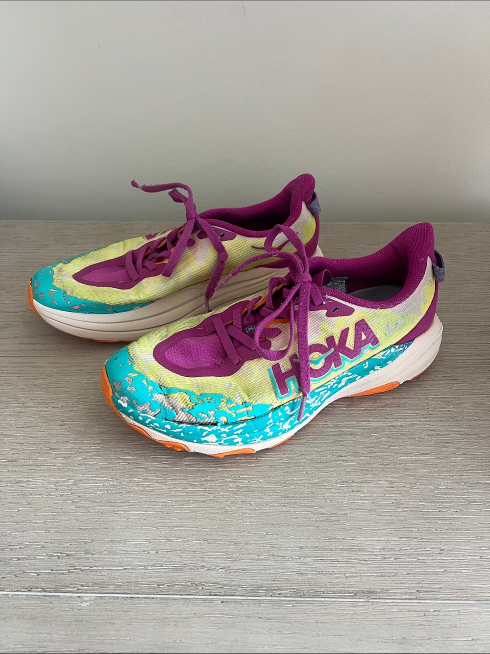 Hoka kids Soeedgoat 6 girls running sneakers size 4.5 fuchsia aqua